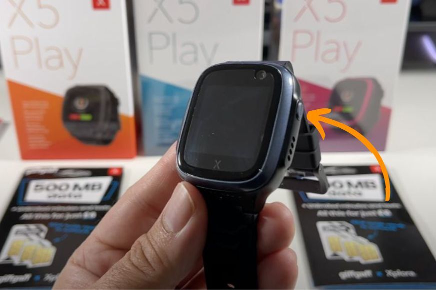 Man sieht den SOS-Knopf der XPLORA X5 Play. 